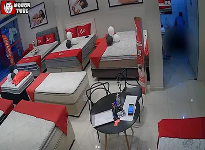 Video :A woman in a mattress store eludes a rapist (Warning - disturbing)